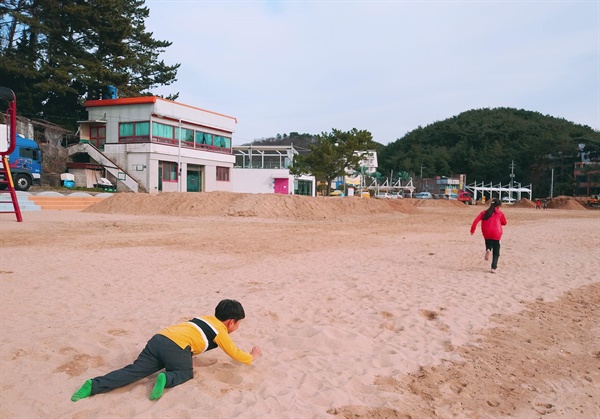 바닷가에서 뛰어노는 아이들