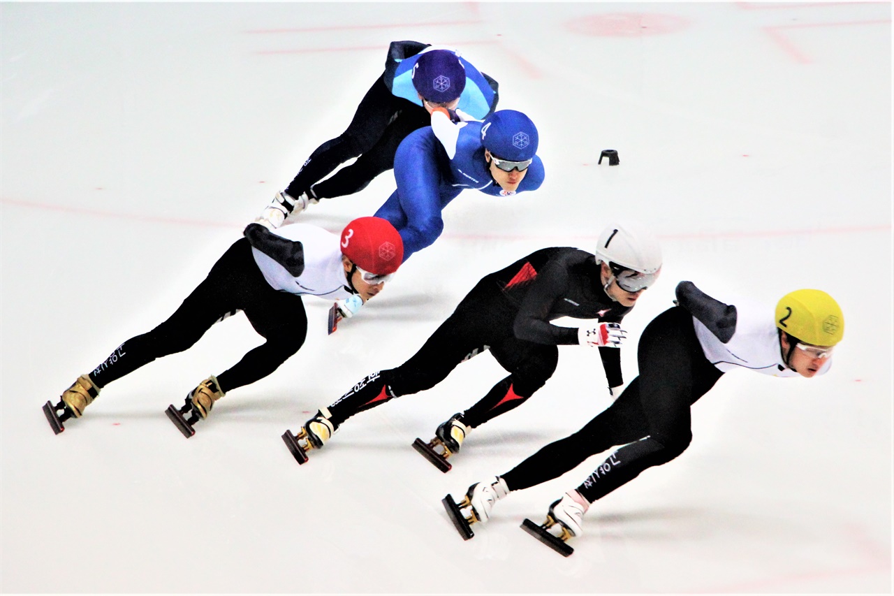  지난 20일 성남빙상장에서 열린 동계체육대회 쇼트트랙 부문에서 남자부 선수들이 질주하고 있다.