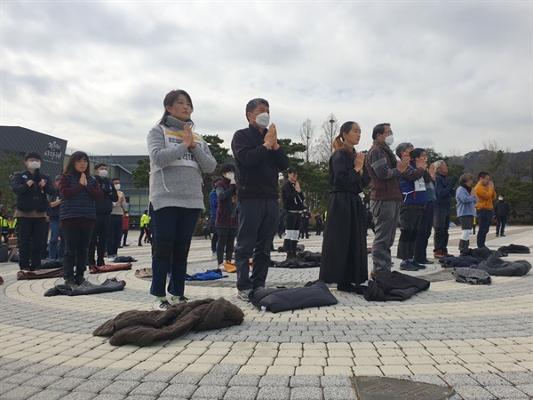  고 문중원 기수 100일 전 장례와 진상규명을 염워하는 3일차(26일) 108배 참가자들. 맨 앞줄 왼쪽에서 세 번째 상복을 입은 여성이 문중원 기수의 부인 오은주 씨다. 오 씨는 90일째 상복을 벗지 못하고 있다.