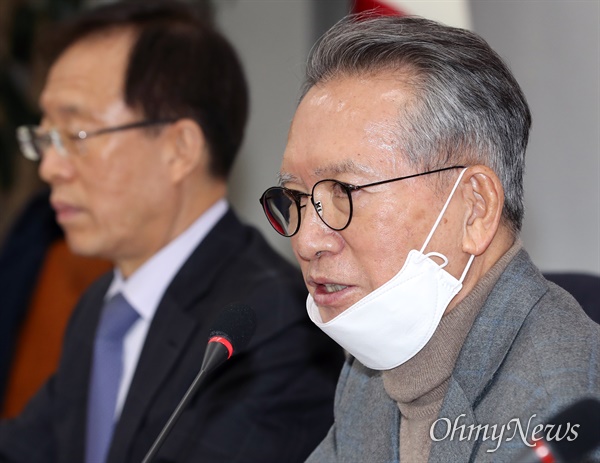 미래통합당 김형오 공천관리위원장이 26일 오후 서울 여의도 국회에서 기자간담회를 하고 있다.