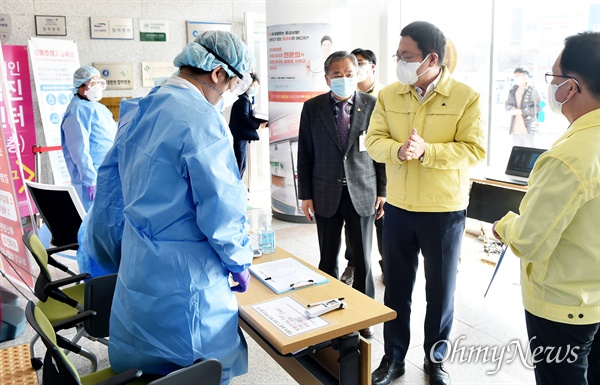 박남춘 인천시장이 2월 26일 인천의료원을 방문해 '코로나19' 위기대응 소산조치 된 병원시설을 점검하고 있다.