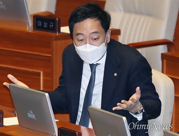 더불어민주당 금태섭 의원. 사진은 지난 2월 26일 오후 서울 여의도 국회에서 열린 본회의에서 마스크를 쓴 채 동료의원들과 대화하고 있는 모습. 