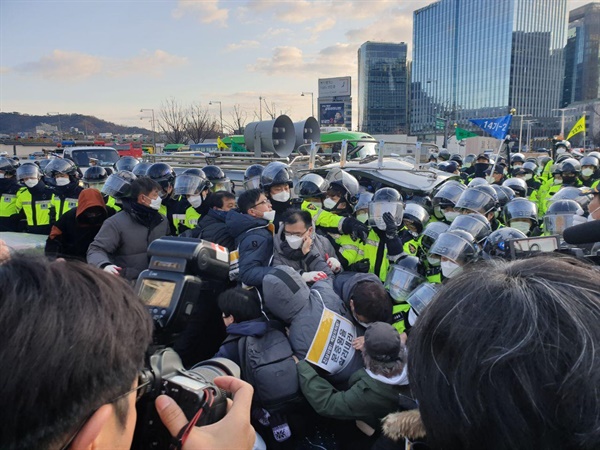 2월 27일 아침, 서울 광화문 정부서울청사 인근에 있는 고 문중원 경마기수의 시민분향소에 공무원과 시민대책위가 대치하고 있다.