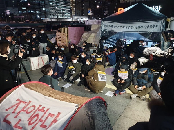 2월 27일 아침, 서울 광화문 정부서울청사 인근에 있는 고 문중원 경마기수의 시민분향소에서 시민대책위가 약식 집회를 열고 있다.