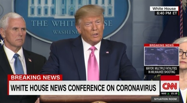 도널드 트럼프 미국 대통령의 코로나19 관련 기자회견을 중계하는 CNN 뉴스 갈무리.
