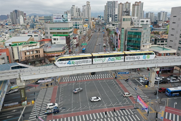 신종 코로나바이러스 감염증(코로나19) 으로 대구에서 기업들이 직원들에게 재택근무 등을 권하며 2월 27일 오전 9시께 대구시 남구의 한 도로가 한산한 모습을 보인다.