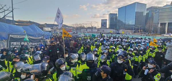 고 문중원 기수의 유가족이 고인의 곁에 있겠다며 머무는 5평 남짓한 농성장을 에워싸고 있는 경찰 병력.