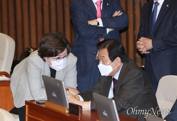 미래통합당 이혜훈 의원이 지난 2월 26일 오후 서울 여의도 국회에서 열린 본회의에서 김무성 의원에게 다가가 대화 나누고 있다. 