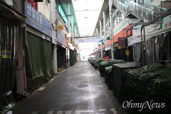 황교안 미래통합당 대표가 서문시장을 방문한 27일 오전 코로나19 여파로 시장이 모두 문을 닫아 사람들이 보이지 않는다.