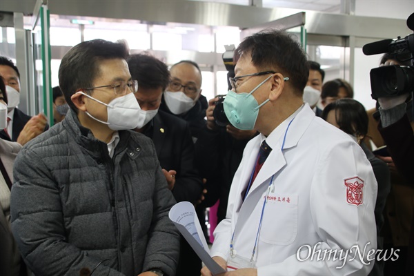  황교안 미래한국당 대표가 27일 오전 코로나19 지역거점병원인 동산병원을 방문해 조치흠 병원장으로부터 환자 상황에 대해 설명을 듣고 있다.