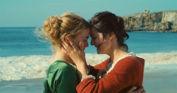  영화 <타오르는 여인의 초상>에서 공동 주연으로 활약한 아델 에넬, 노에미 메를랑 