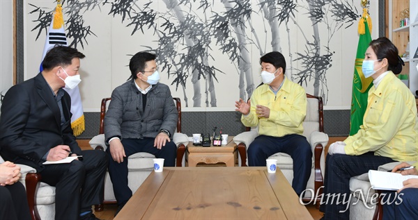 황교안 미래통합당 대표가 27일 오전 대구시청에서 권영진 대구시장, 배지숙 대구시의회 의장 등과 만나 코로나19 확산에 따른 대책 등을 논의하고 있다.