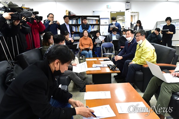 김상섭 인천시 일자리경제본부장이 27일 시청 기자실에서 '인천e음' 확대 방안 및 경제대책반 추진상황 브리핑을 하고 있다.