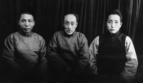 1933년, 자싱(가흥) 피난처에서 김구, 이동녕(가운데), 엄항섭
