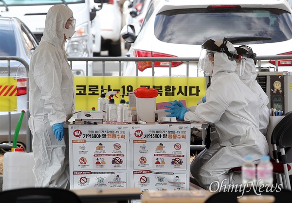 On February 27th morning, the health workers are preparing to test the COVID-19 suspected cases at Goyang ‘Drive-thru’ style screening center.