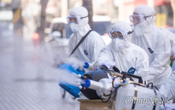 송파구청은 27일 오후 서울 송파구 문정동 로데오거리에서 코로나19 감염 예방을 위한 방역작업을 했다. 
