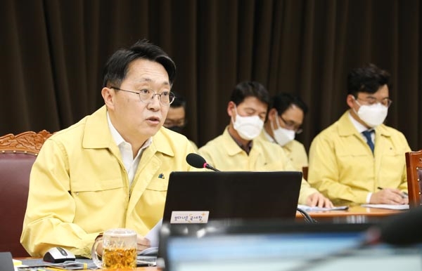 김현준 국세청장이 27일 개최된 '코로나19 대응을 위한 긴급 지방국세청장 회의에서 발언하고 있다.
