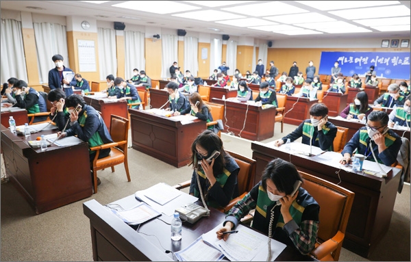 대전시는 27일 신천지 신도 전화 전수조사를 실시하고 있다. 사진은 대전시청 대회의실에서 직원 100명이 전수조사를 실시하고 있는 모습.