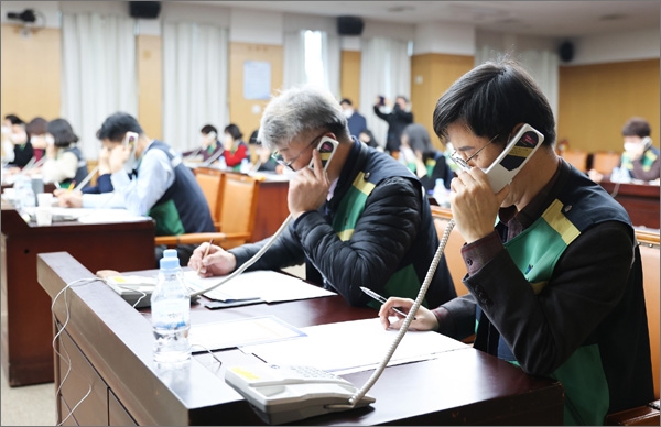 대전시는 27일 신천지 신도 전화 전수조사를 실시하고 있다. 사진은 대전시청 대회의실에서 직원 100명이 전수조사를 실시하고 있는 모습.