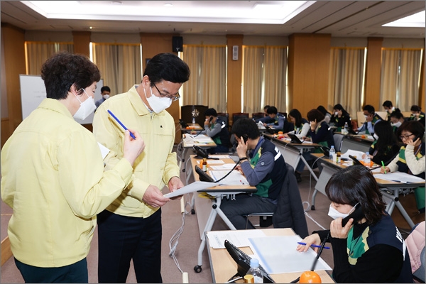  대전시는 27일 신천지 신도 전화 전수조사를 실시하고 있다. 사진은 허태정 대전시장이 전수조사를 실시하고 있는 대전시청 대회의실을 찾아 직원들을 격려하는 모습.