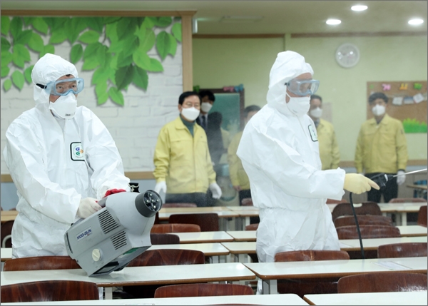  대전 서구가 코로나19 확산 방지를 위해 방역에 총력을 기울이고 있다. 사진은 신천지 시설에 대한 소독 장면.