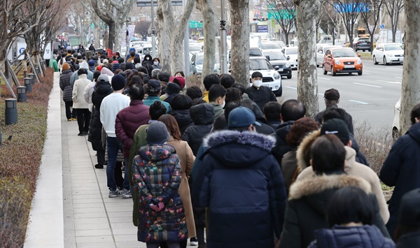 지난 2월 27일 오후 한 우체국 앞에서 시민들이 정부가 공급하는 마스크를 구매하기 위해 줄을 서 있다.
