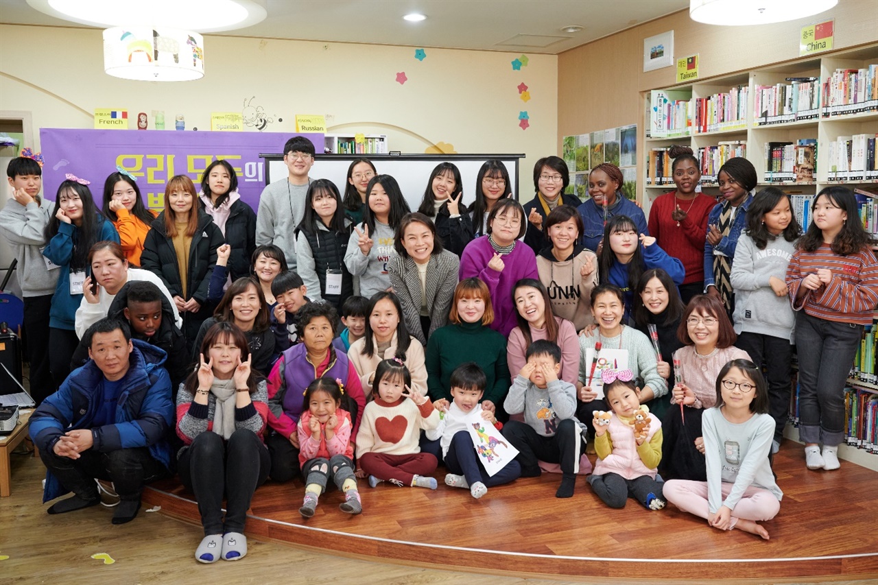 지난 1월 11일 단체행사에 참여한 작은도서관 이용자들이 함께 사진을 찍었다. 
