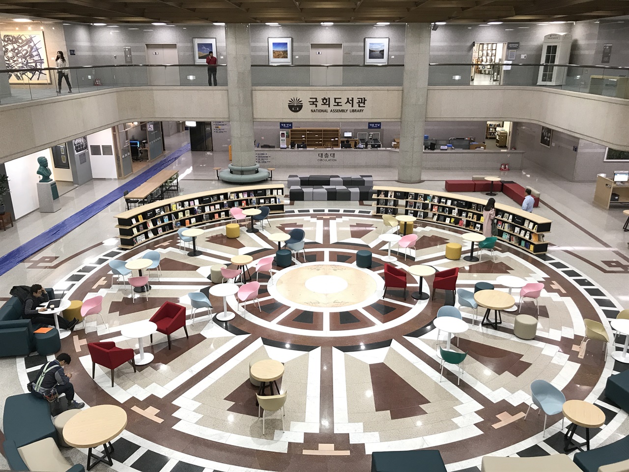 1988년 2월 20일 개관한 국회도서관은 지상에는 열람시설과 사무실을, 지하에는 강당과 회의실, 식당을 갖추고 있다. 도서관 주변에 야외 서가인 ‘숲속도서관’이 있다.
