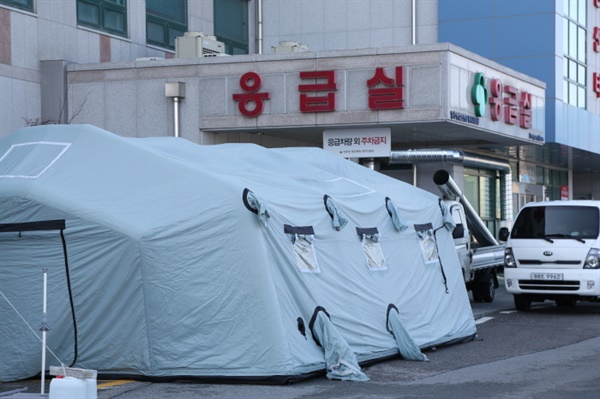  충북 청주의 공군 17전투비행단에서 27일 하사 A씨가 8번째 코로나19 확진자로 분류된 가운데 부대 소속 친구인 부사관 B씨가 '양성'판정을 받아 2차 감염 우려가 제기됐다.