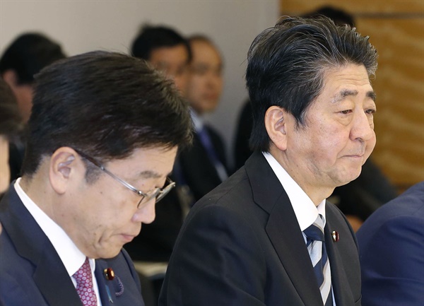 아베 신조 일본 총리(오른쪽)가 23일(현지시간) 오후 일본 총리관저에서 코로나19 대책본부 회의를 주재하고 있다. 가토 가쓰노부 후생노동상에 아베 총리 옆에 앉아 있다. 