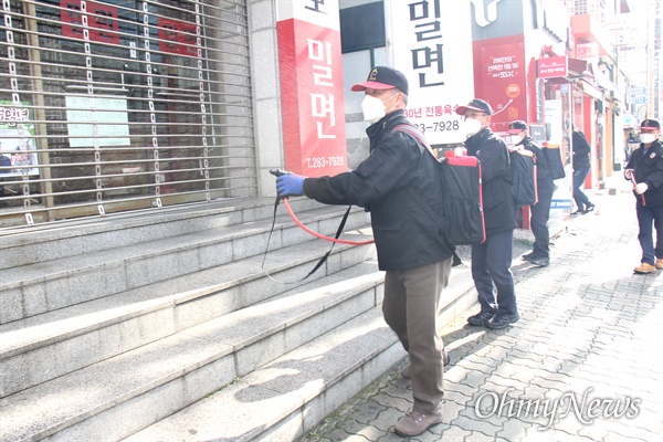 코로나19를 막기 위한 소독 방제 작업.