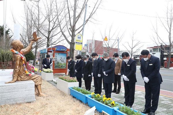 경남교육청, 인권평화 조형물 설치 2주년 추모식