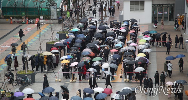 정부가 코로나19 사태와 관련해 국내 마스크 수급 안정화에 나선 가운데 28일 오전 서울 양천구 행복한백화점에 수많은 시민들이 마스크를 구매하기 위해 줄을 서 기다리고 있다.
