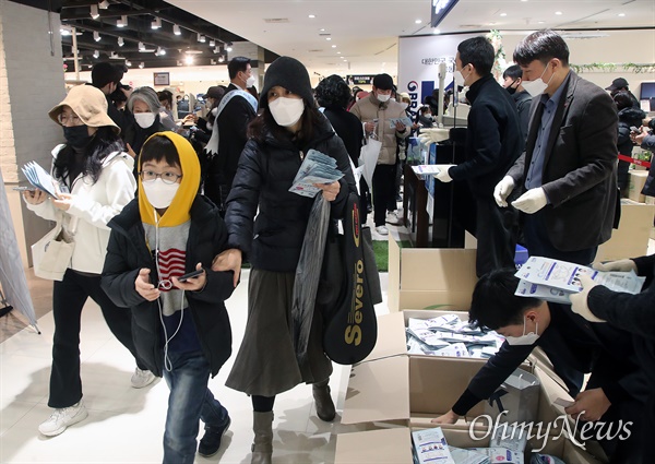 정부가 코로나19 사태와 관련해 국내 마스크 수급 안정화에 나선 가운데 28일 오전 서울 양천구 행복한백화점에 수많은 시민들이 몰려 마스크를 구매하고 있다.