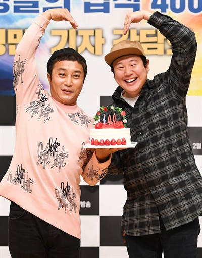 '정글의 법칙' 400회 기념, 사랑해요 부족원들! SBS <정글의 법칙> 400회 기념 김병만 기자간담회가 28일 오후 온라인 생중계로 진행됐다. 코미디언 김병만과 김진호 PD가  포즈를 취하고 있다.