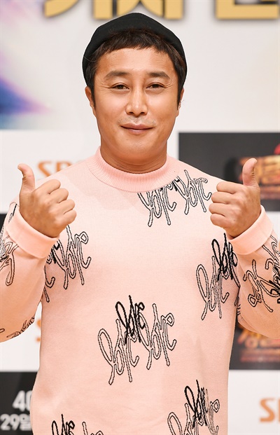 '정글의 법칙' 400회 기념, 최고 족장 김병만! SBS <정글의 법칙> 400회 기념 김병만 기자간담회가 28일 오후 온라인 생중계로 진행됐다. 코미디언 김병만이 포즈를 취하고 있다.