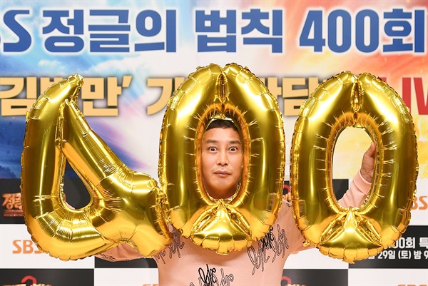 '정글의 법칙' 김병만, 400회 기념 포즈! SBS <정글의 법칙> 400회 기념 김병만 기자간담회가 28일 오후 온라인 생중계로 진행됐다. 코미디언 김병만이 포즈를를 취하고 있다.