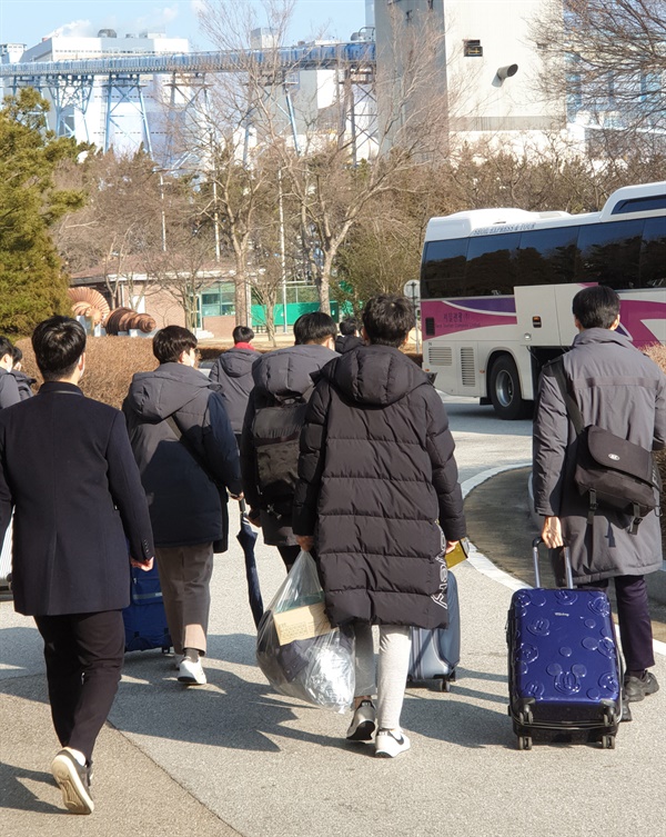 한국발전교육원의 한 직원이 지난달 31일 6번 확진자의 밀촉 접촉자로 알려지면서 교육생들이 교육을 중단하고 귀가하고 있다.