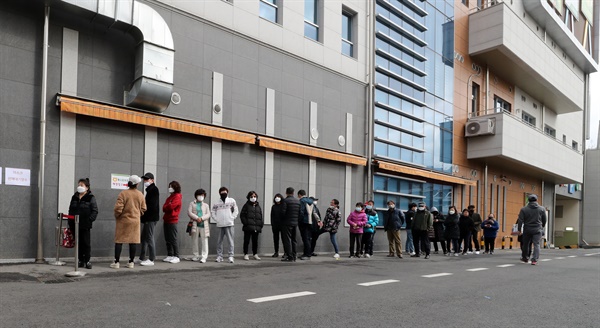  29일 오후 대전시 중구 대흥동 하나로마트에서 마스크를 사려는 고객들이 줄을 서 있다. 2020.2.29