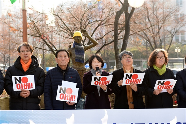 평화나비대전행동과 대전지역 단체 대표들이 대전강제징용노동자상 앞에서 '문희상안'철회를 촉구하는 기자회견을 열고 있다.(자료사진)
