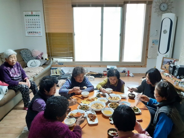 동네 일꾼들이 고구마 분류 작업을 하면서 함께 밥 먹는 모습