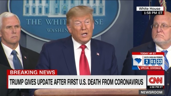 도널드 트럼프 대통령의 미국 내 첫 코로나19 사망자 발생 관련 기자회견을 중계하는 CNN 뉴스 갈무리.