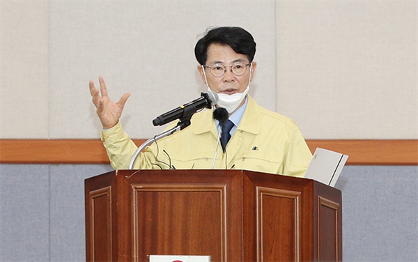 김한근 강릉시장이 코로나19 확진자에 대해 브리핑 하고있다.