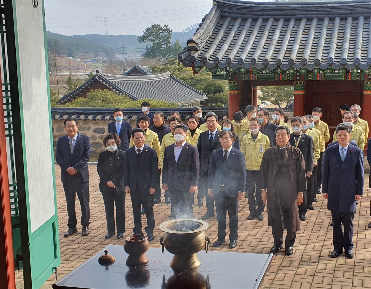 참배하기 전, 오른쪽부터 박용성 부의장, 가세로 태안군수, 김기두 의장, 김영인, 송낙문, 전재옥 의원