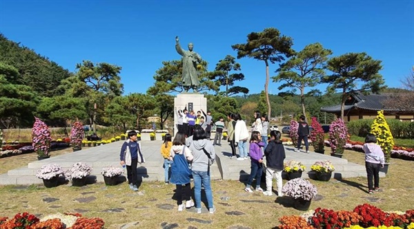 지난해 11월 제7회 옥파 국화축제 당시에 인근 초등학교 학생들이 이종일 선생 동상 앞에서 기념촬영을 하고 있다.
 
 
