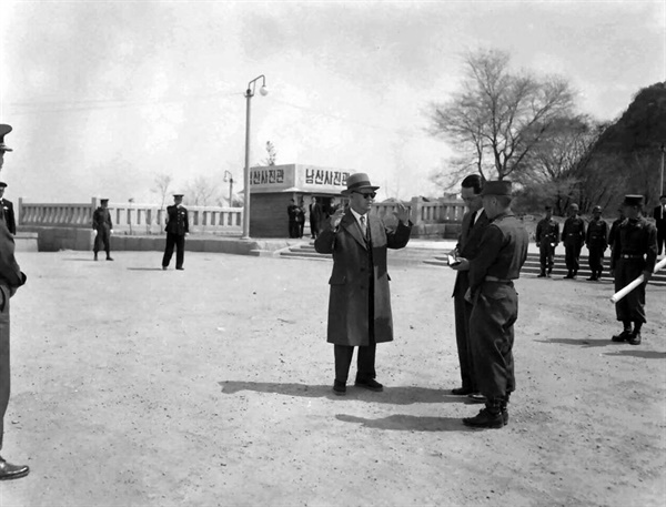 1959년 4월 11일 이승만 대통령은 남산 국회의사당 신축 부지를 방문했다. 당시 기반 공사는 공병부대가 담당했다.  남산 국회의사당 신축 부지는 지금의 백범광장 자리로, 일제 강점기 ‘조선신궁’이 있던 곳이다. 