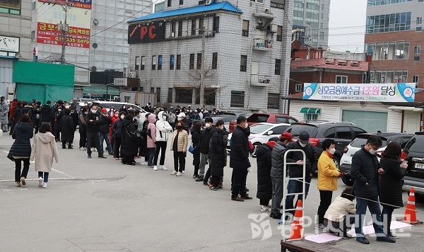  1일 오후 2시부터 용인지역 내 농축협 하나로마트 등에서 마스크 공적 판매가 시작됐다. 용인축협을 찾은 시민들이 마스크를 사기 위해 길게 줄을 서서 기다리고 있다.