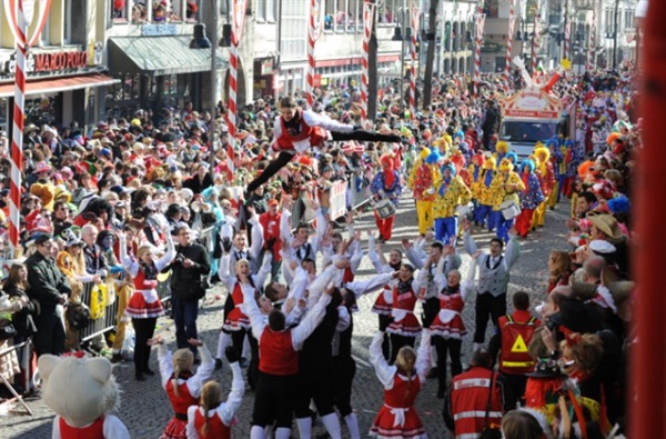 코로나 우려속 진행된 독일 축제 카니발 현장