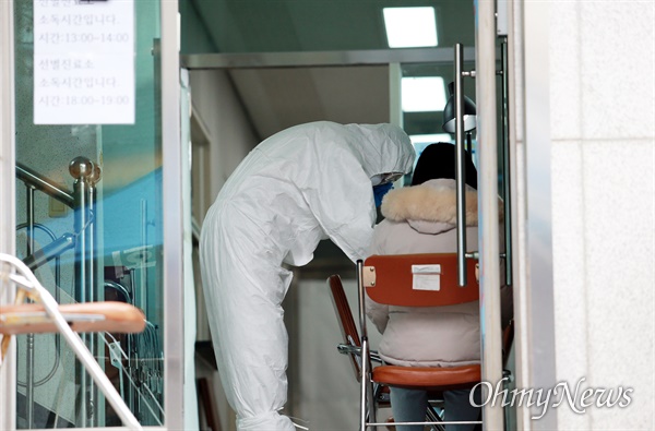 부산시 동래구 보건소 선별진료소에서 한 시민이 코로나19 검사를 진행하고 있는 모습.