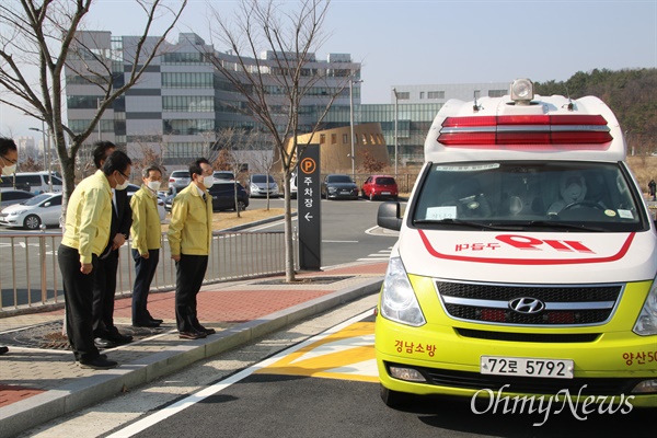 2일 오전 대구 신서혁신도시에 있는 교육부 중앙교육연수원에서 정세균 총리가 코로나19 환자가 들어오는 응급차를 바라보며 완쾌를 기원하고 있다.